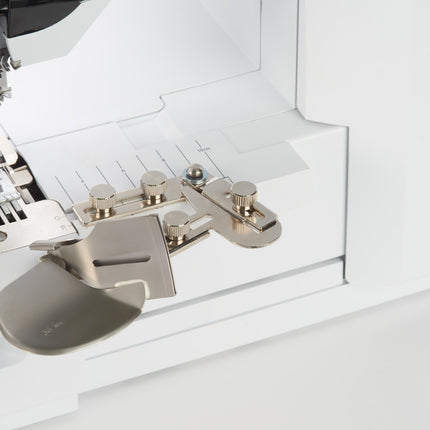 Bernina L-890 Coverlocker